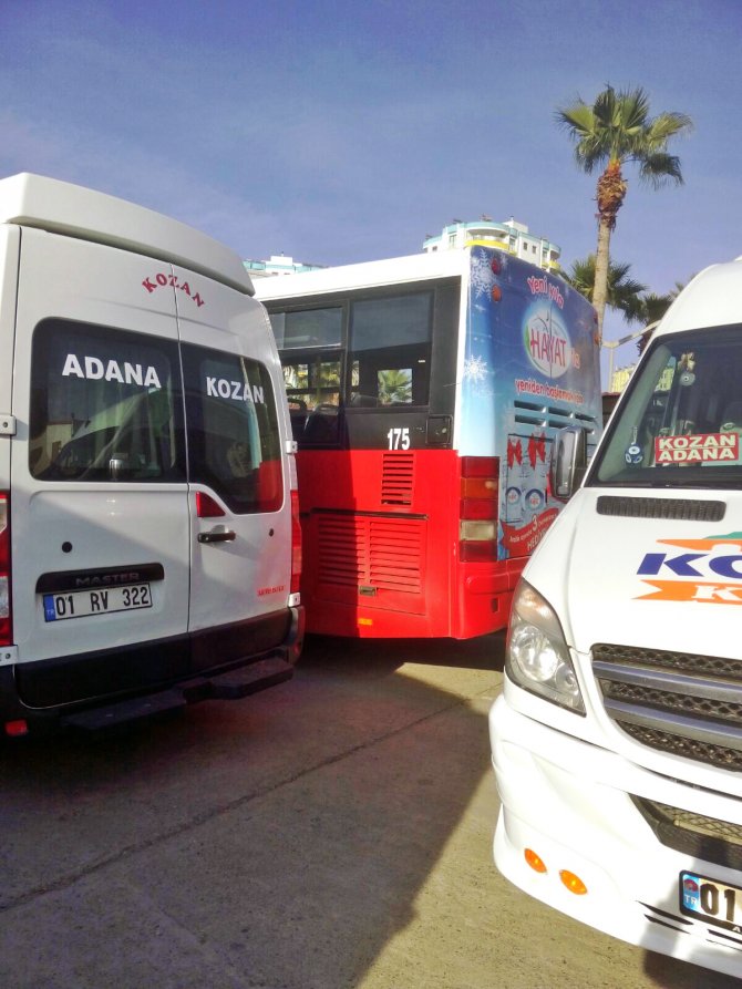 Minibüsçüler, büyükşehir otobüsünün otogardan çıkışını engelledi