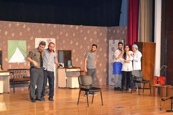 ERÜ’de Kuaförde Bir Gün İsimli Tiyatro Sahnelendi