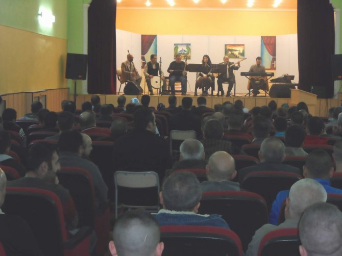 Yozgat E Tipi Kapalı Cezaevi'nde yatan mahkumlar konserle moral buldu