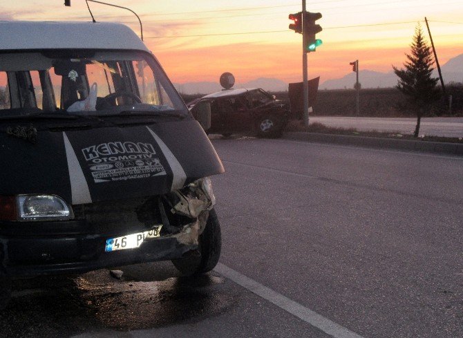 Adana’da Trafik Kazası: 2’si Çocuk, 4 Yaralı