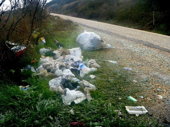 Çöplerini Köy Yollarının Kenarlarına Döküyorlar
