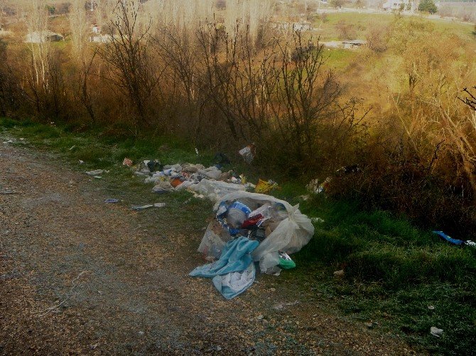 Çöplerini Köy Yollarının Kenarlarına Döküyorlar
