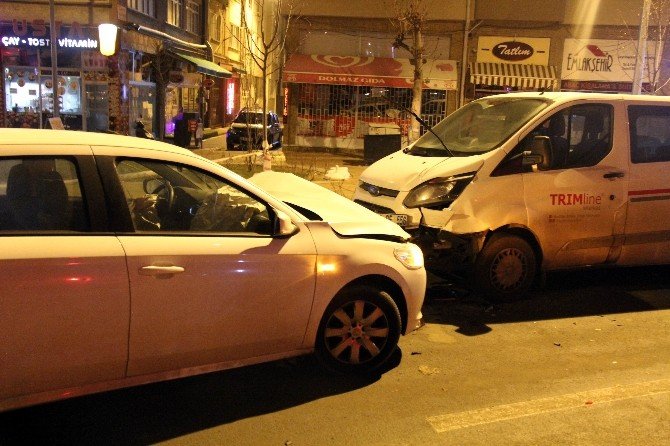 Eskişehir’de Kaza Yapan Sürücü Aracını Bırakıp Kaçtı