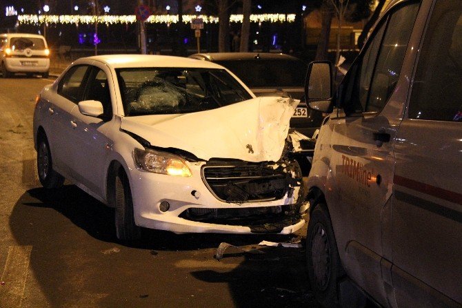 Eskişehir’de Kaza Yapan Sürücü Aracını Bırakıp Kaçtı