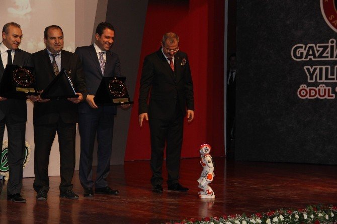 Ödülü Sahneye Robot Getirdi