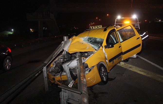 Ticari Taksi Bariyerlere Girdi: 1 Yaralı