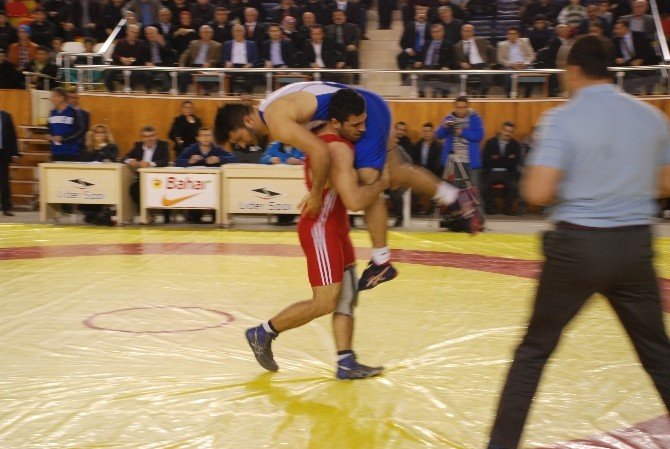 Hüseyin Akbaş Büyükler Serbest Güreş Turnuvası Tokat’ta Başladı