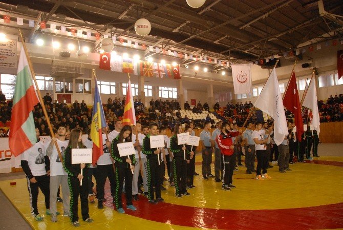 Hüseyin Akbaş Büyükler Serbest Güreş Turnuvası Tokat’ta Başladı