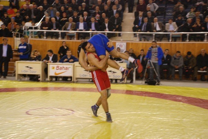 Hüseyin Akbaş Büyükler Serbest Güreş Turnuvası Tokat’ta Başladı