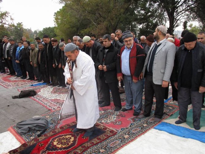 Adana'da ters cübbeyle yağmur duası