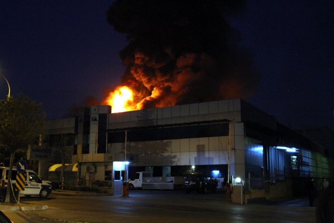 Bursa'da tekstil fabrikasındaki yangın 7 saattir sürüyor