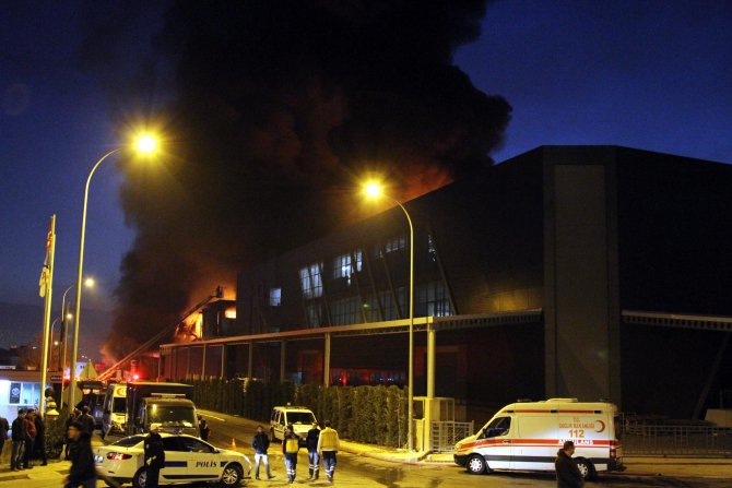 Bursa'da tekstil fabrikasındaki yangın 7 saattir sürüyor