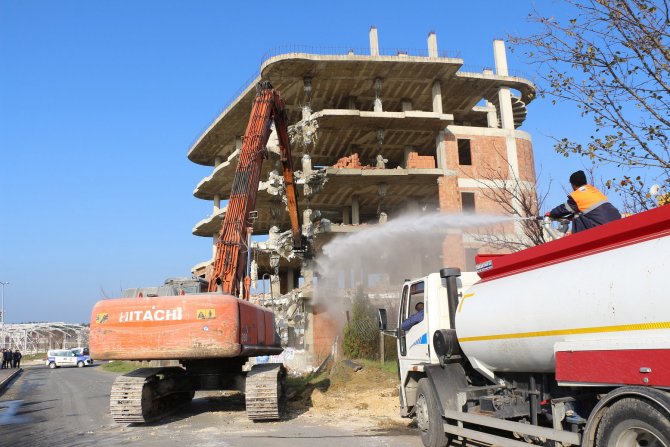 Büyükçekmece Belediyesi, kaçak binaları yıktı