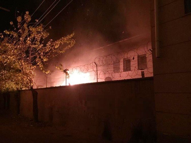 Diyarbakır’da Teröristlerin Okul Yakma Anı Güvenlik Kamerasında