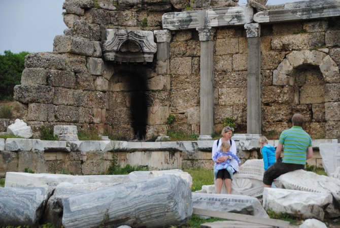 Çakmak: Apollon Tapınağı'da paslı demir görüntüleri görmek istemiyoruz