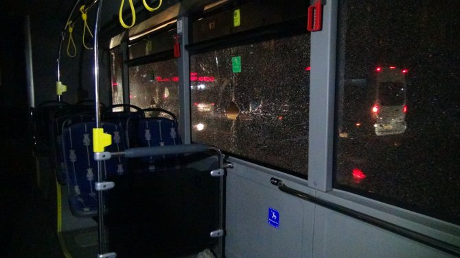 Kartal'da yol kapatan eylemciler belediye otobüsüne zarar verdi