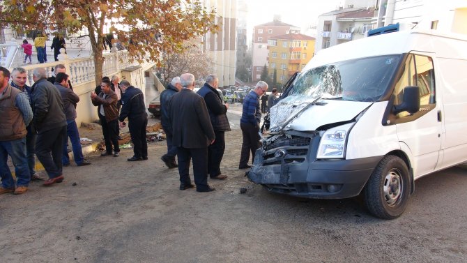 Harç mikserin freni boşaldı: 15 araç zarar gördü, 3 kişi yaralandı