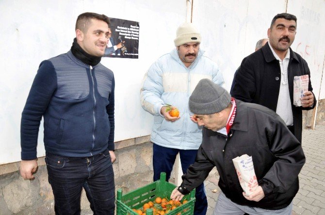 Öğretim Üyesi, Putin’e İnat Mandalina Dağıttı