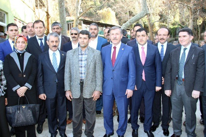 AK Parti’ye Adadığı 50 Koyunu Suriye’deki Türkmenlere Bağışladı