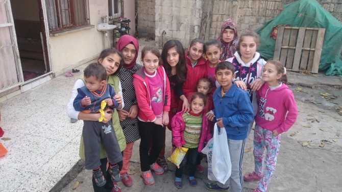 Salkımbağlı minikler Suriyeli kardeşlerini unutmadı