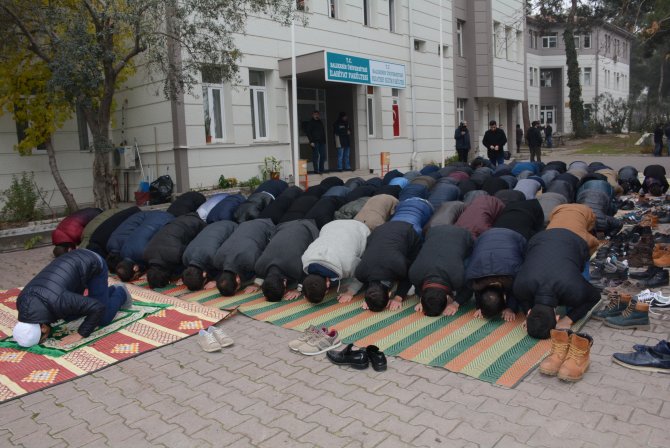 İlahiyat öğrencileri ODTÜ'deki saldırıyı bahçede namaz kılarak protesto etti