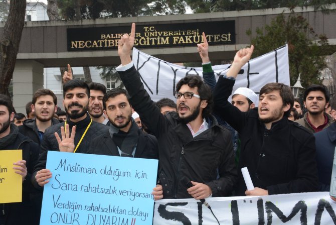 İlahiyat öğrencileri ODTÜ'deki saldırıyı bahçede namaz kılarak protesto etti