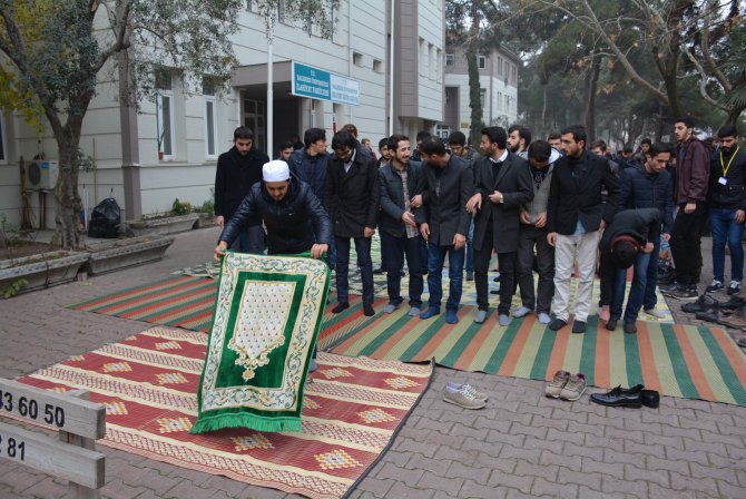 İlahiyat öğrencileri ODTÜ'deki saldırıyı bahçede namaz kılarak protesto etti