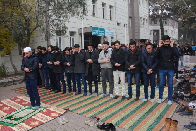 İlahiyat öğrencileri ODTÜ'deki saldırıyı bahçede namaz kılarak protesto etti