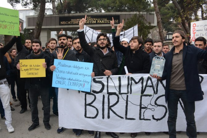 İlahiyat öğrencileri ODTÜ'deki saldırıyı bahçede namaz kılarak protesto etti