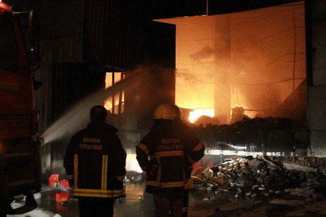 Bursa’daki Fabrika Yangını 14 Saat Sonra Kontrol Altına Alındı