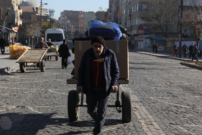 Sur’da nakliyecilerin yerine çekçekçiler yük taşıyor