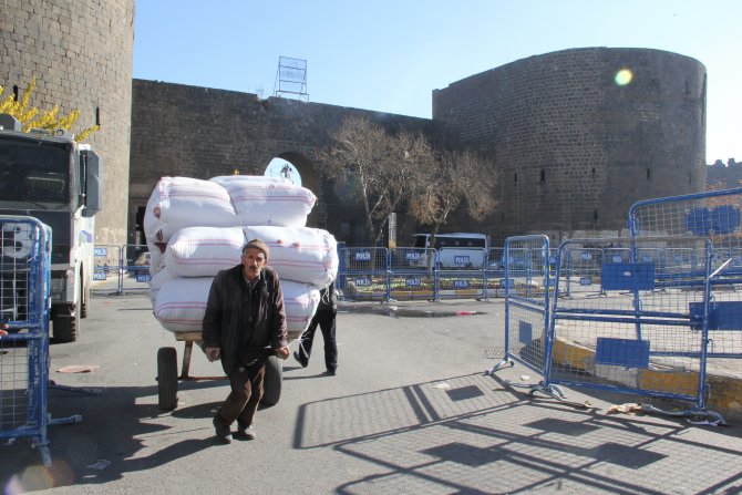 Sur’da nakliyecilerin yerine çekçekçiler yük taşıyor