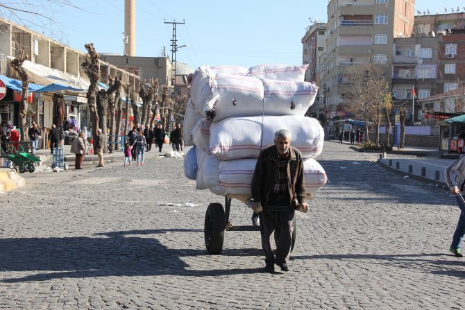 Sur’da nakliyecilerin yerine çekçekçiler yük taşıyor
