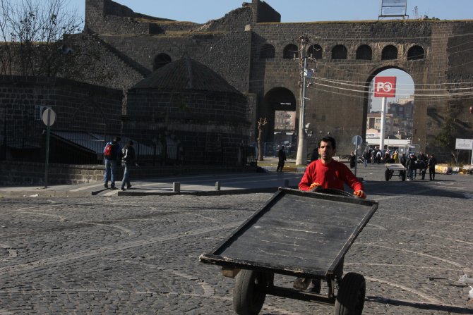 Sur’da nakliyecilerin yerine çekçekçiler yük taşıyor