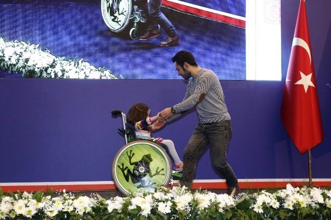 Bakanların Önünde Engelli Arabasıyla Dans Eden Minik Kızın Arabası Kayboldu