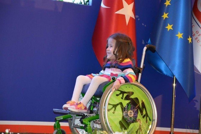 Bakanların Önünde Engelli Arabasıyla Dans Eden Minik Kızın Arabası Kayboldu