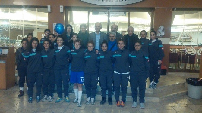 Hakkari Kadın Gücü Futbol Takımı İzmir’den Memnun Ayrıldı