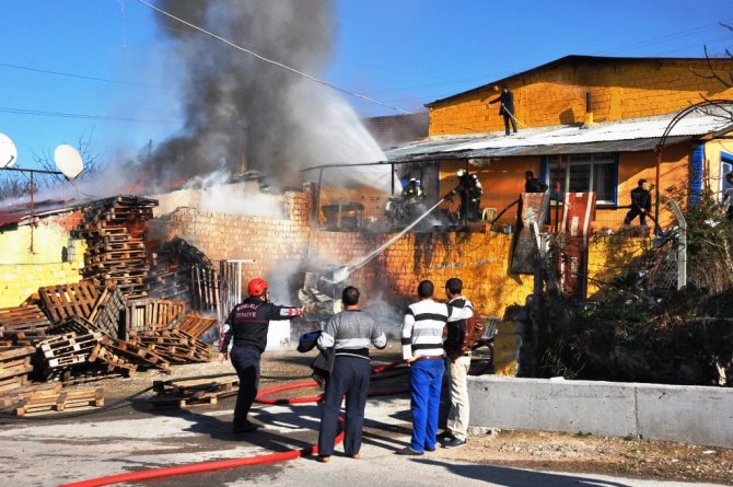 Çocukların ısınmak için yaktığı ateş üç evi kül etti