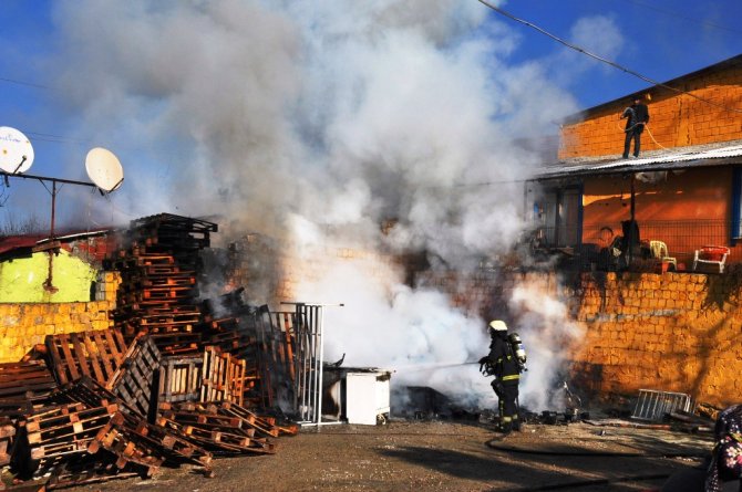 Çocukların ısınmak için yaktığı ateş üç evi kül etti