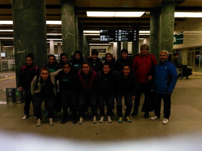 Hakkari Kadın Gücü Futbol Takımı İzmir’den Memnun Ayrıldı
