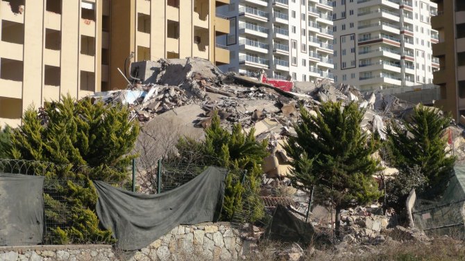 Mahalle sakinleri: Dinamitle yıkılmayan binada rant var!