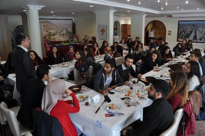 Başkan Turgut, Üniversiteli Öğrencilerle Kahvaltıda Buluştu