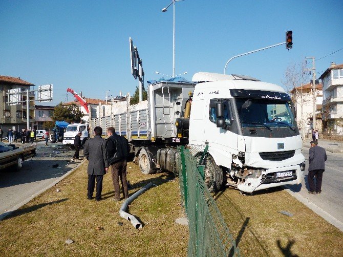 Turhal’da Traktör İle Tır Çarpıştı: 3 Yaralı
