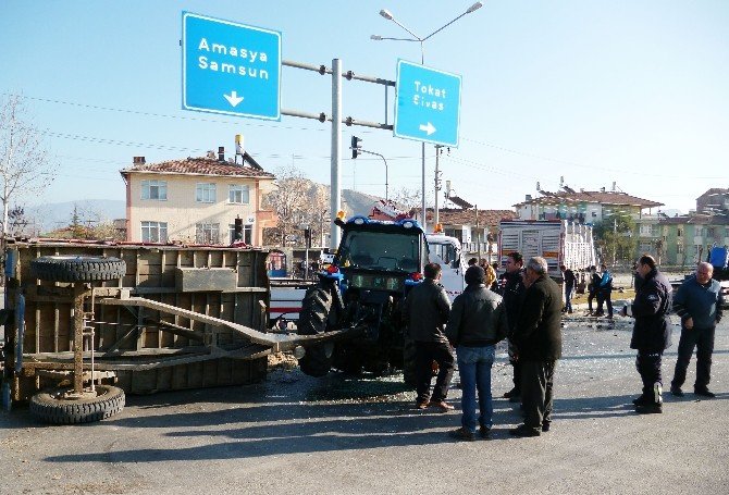 Turhal’da Traktör İle Tır Çarpıştı: 3 Yaralı