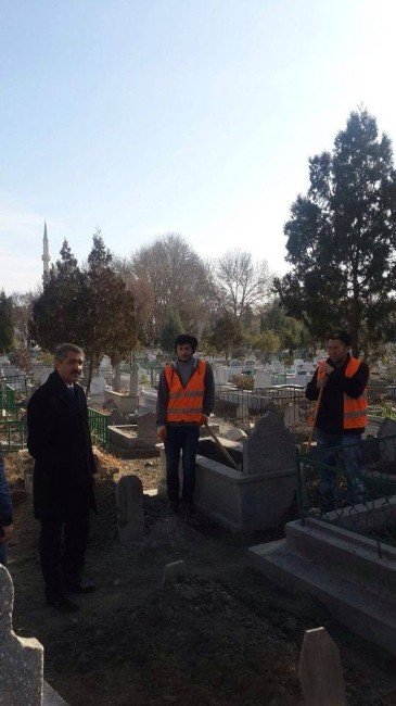 Turhal’da Mezarlıklar Temizleniyor
