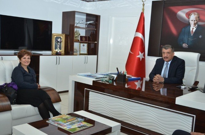 Türk Halk Müziği Sanatçısı Canan Başkaya, Başkan Selahattin Gürkan’ı Ziyaret Etti