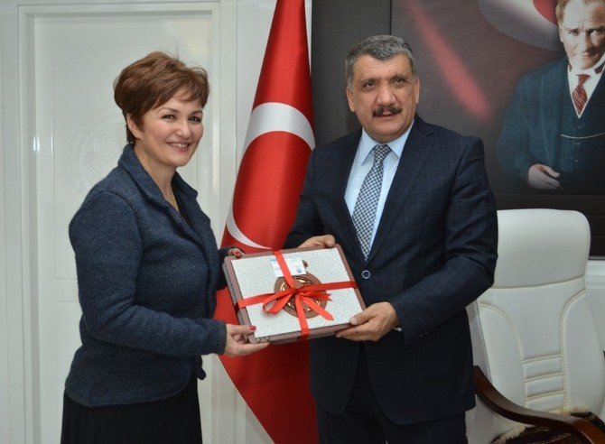 Türk Halk Müziği Sanatçısı Canan Başkaya, Başkan Selahattin Gürkan’ı Ziyaret Etti