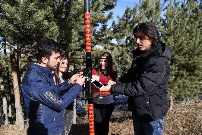 Yozgat’ta Üniversite Öğrencileri Telefonlarını Güneş Enerjisiyle Şarj Ediyor
