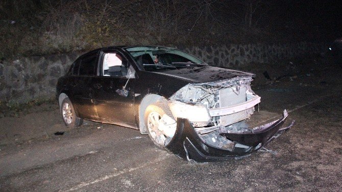 Otomobil Buz Tutan Yolda Takla Attı: 2 Yaralı