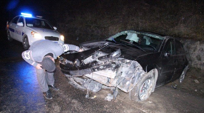 Otomobil Buz Tutan Yolda Takla Attı: 2 Yaralı